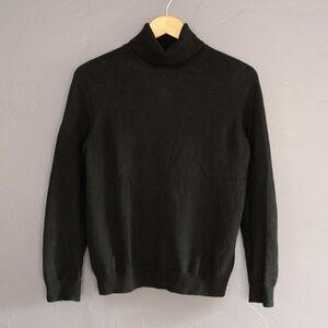 Black cashmere turtleneck